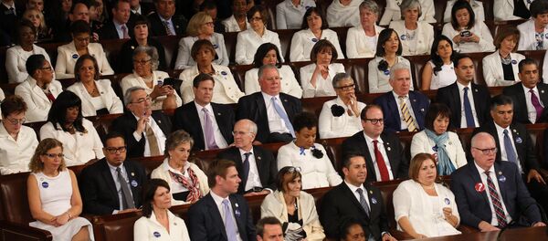 عضوات الكونغرس الأمريكي يلبسن الأبيض خلال كلمة ترامب - سبوتنيك عربي