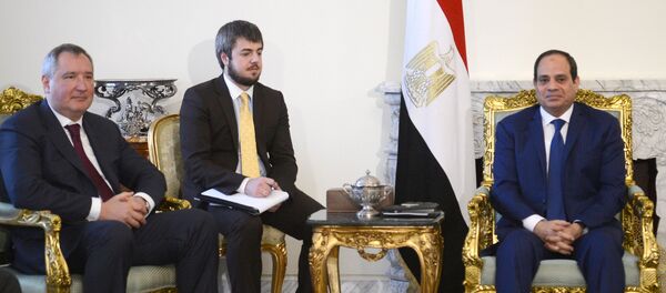 نائب رئيس الوزراء الروسي دميتري روغوزين مع الرئيس المصري عبد الفتاح السيسي - سبوتنيك عربي