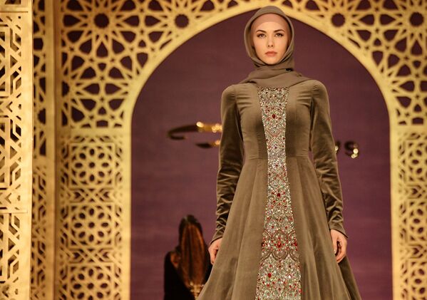 عارضات الأزياء الشيشانيات خلال عرض أزياء لدار الأزياء فردوس (Firdaws) للمصممة عايشة قديروفا في مدينة غروزني يوم أمس الأربعاء، 2 مارس/ آذار 2017 - سبوتنيك عربي