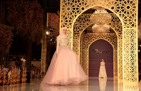 عارضات الأزياء الشيشانيات خلال عرض أزياء لدار الأزياء فردوس (Firdaws) للمصممة عايشة قديروفا في مدينة غروزني يوم أمس الأربعاء، 2 مارس/ آذار 2017 - سبوتنيك عربي