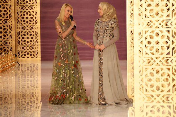 المنتجة الموسيقية الروسية يانا رودكوفسكايا ومصممة الأزياء عايشة قديروفا خلال عرض أزياء لدار الأزياء فردوس (Firdaws) في مدينة غروزني يوم أمس الأربعاء، 2 مارس/ آذار 2017 - سبوتنيك عربي