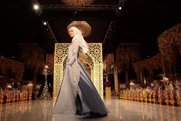 عارضات الأزياء الشيشانيات خلال عرض أزياء لدار الأزياء فردوس (Firdaws) للمصممة عايشة قديروفا في مدينة غروزني يوم أمس الأربعاء، 2 مارس/ آذار 2017 - سبوتنيك عربي