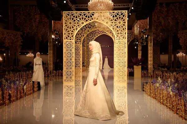 عارضات الأزياء الشيشانيات خلال عرض أزياء لدار الأزياء فردوس (Firdaws) للمصممة عايشة قديروفا في مدينة غروزني يوم أمس الأربعاء، 2 مارس/ آذار 2017 - سبوتنيك عربي