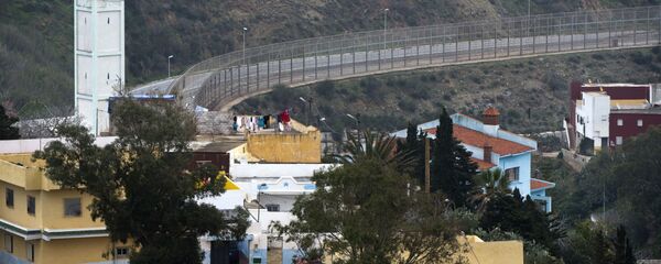 الحاجز الفاصل بين المدينة المغربية الفنيدق والمدينة المغربية المحتلة (من قبل إسبانيا) سبتة - سبوتنيك عربي