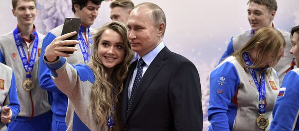 رئيس روسيا فلاديمير بوتين يلتقط صورة سيلفي مع أبطال المسابقة الرياضية للألعاب الشتوية قي كراسنويارسك - سبوتنيك عربي