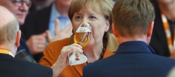 مستشارة ألمانيا أنجبلا ميركل تشرب البيرة خلال اجتماع الأربعاء مع الحزب المسيحي الديموقراطي في ديمين، شرق ألمانيا 1 مارس/ آذار 2017 مستشارة ألمانيا أنجبلا ميركل تشرب البيرة خلال اجتماع الأربعاء مع الحزب المسيحي الديموقراطي في ديمين، شرق ألمانيا 1 مارس/ آذار 2017 - سبوتنيك عربي