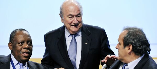 عيسى حياتو مع جوزيف بلاتر - سبوتنيك عربي