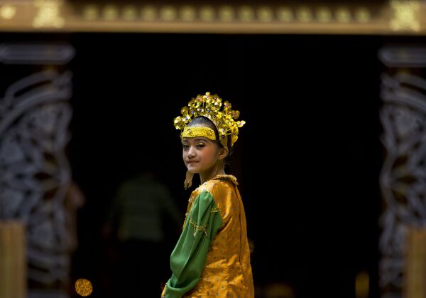 فتاة بالزي التقليدي لبروناي - سبوتنيك عربي