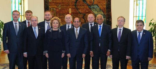 السيسي وأعضاء الوفد الروسي - سبوتنيك عربي