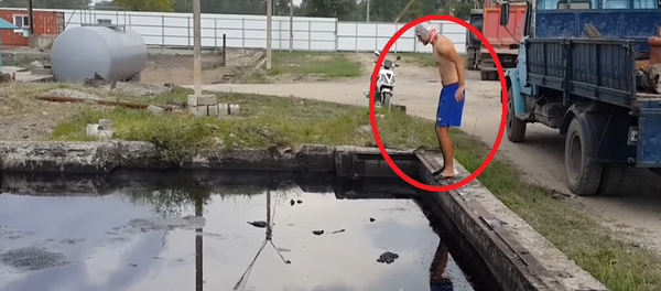 شاب قفز في بركة مليئة بالنفط - سبوتنيك عربي