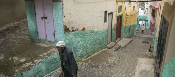 رجل يسير في مدينة  مولاي إدريس، وهي مدينة باسم أول مؤسس مدينة إسلامية في المغرب، بالقرب من مكناس، المغرب 24 فبراير/ شباط 2017 - سبوتنيك عربي