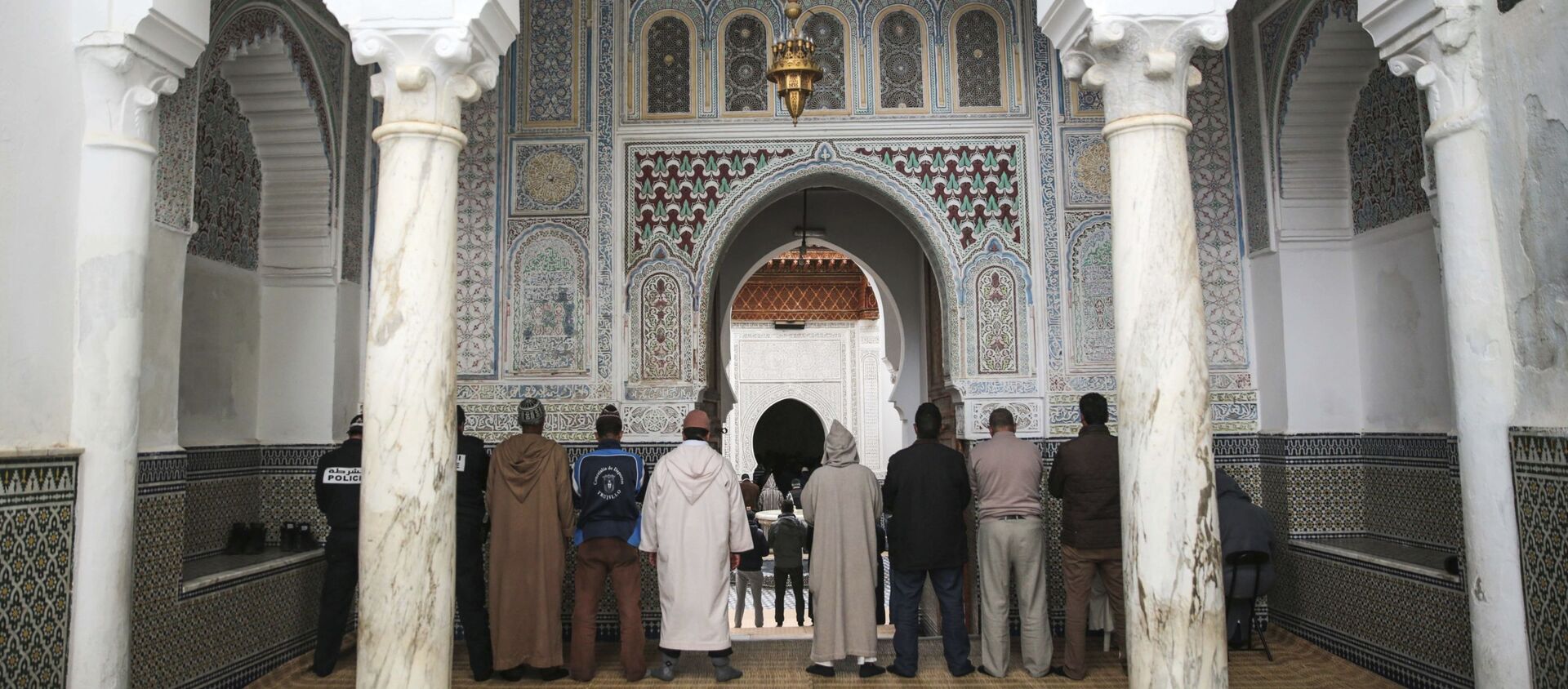 الصلاة في مسجد مولاي إدريس، وهي مدينة باسم أول مؤسس مدينة إسلامية في المغرب، بالقرب من مكناس، المغرب 24 فبراير/ شباط 2017 - سبوتنيك عربي, 1920, 28.02.2021