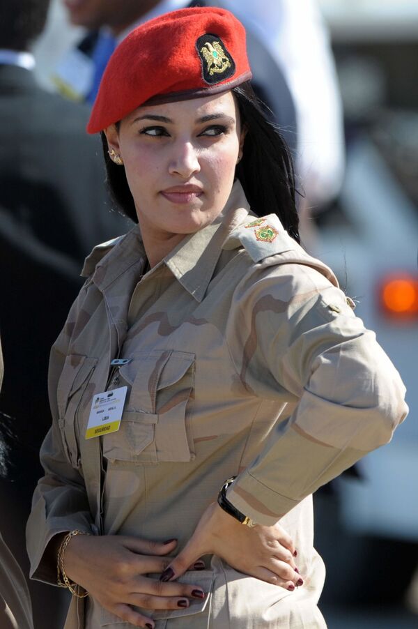 جندية ليبية تنتظر وصول الرئيس الليبي الراحل معمر القذافي في نوفا اسبارتا، فنزويلا 25 سبمتمبر/ أيلول 2009 - سبوتنيك عربي