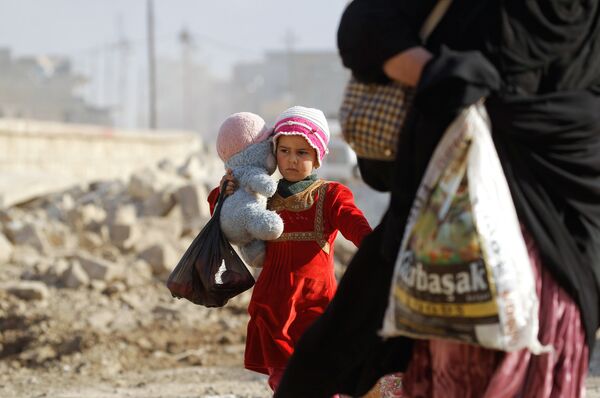 طفلة تحمل لعبتها وتهرب من الموصل - سبوتنيك عربي