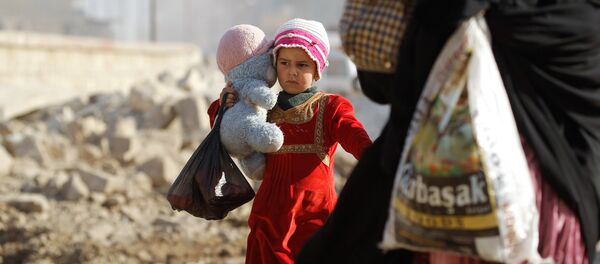 طفلة تحمل لعبتها وتهرب من الموصل - سبوتنيك عربي