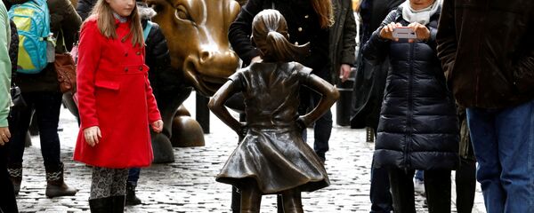 تمثال لفتاة عند ثور وول ستريت - سبوتنيك عربي