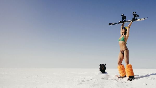 فتيات تمارسن رياضة التزلج على الجليد خلال جلسة تصوير على ضفاف بحيرة بايكال المتجمدة - سبوتنيك عربي