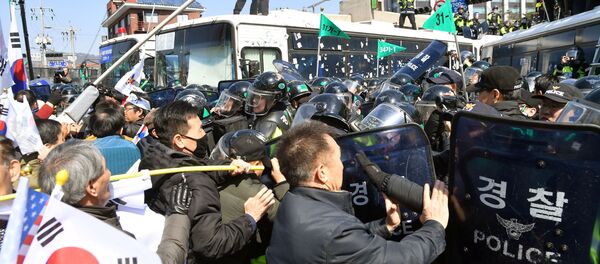مواجهات ما بين الشرطة ومتظاهرين احتجاجا على عزل رئيسة كوريا الجنوبية - سبوتنيك عربي