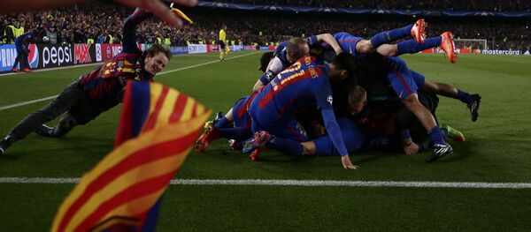 فريق كرة القدم برشلونة يحتفلون بفوزهم على فريق باري-سان-جيرمان بـ 6 أهداف مقابل واحد في نهائي 1/8 في دوري أبطال أوروبا، إسبانيا 8 مارس/ آذار 2017 - سبوتنيك عربي