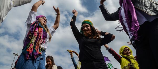 الاحتفال بيوم المرأة العالمي في ديار بكر، تركيا 8 مارس/ آذار 2017 - سبوتنيك عربي