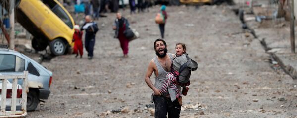 رجل حاملاً ابنته يجري من المناطق المسيطرة عليها من قبل تنظيم داعش الإرهابي في الموصل، العراق 4 مارس/ آذار 2017 رجل حاملاً ابنته يجري من المناطق المسيطرة عليها من قبل تنظيم داعش الإرهابي في الموصل، العراق 4 مارس/ آذار 2017 - سبوتنيك عربي