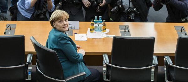 مستشارة ألمانيا أنجيلا ميركل في برلين، وذلك قبيل بدء التحقيقات كشاهد في قضية حول التلاعب في معدلات الاستثمار في شركة فولكس واغن (Volkswagen) - سبوتنيك عربي