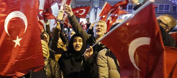 متظاهرون أتراك أمام القنصلية التركية في مدينة روتردام الهولندية - سبوتنيك عربي