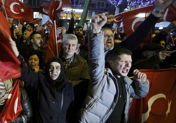 متظاهرون أتراك أمام القنصلية التركية في مدينة روتردام الهولندية - سبوتنيك عربي