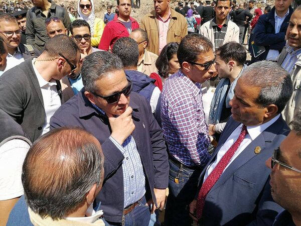 خالد العناني وزير الآثار أثناء عملية انتشال تمثال رمسيس الثاني من منطقة المطرية - سبوتنيك عربي