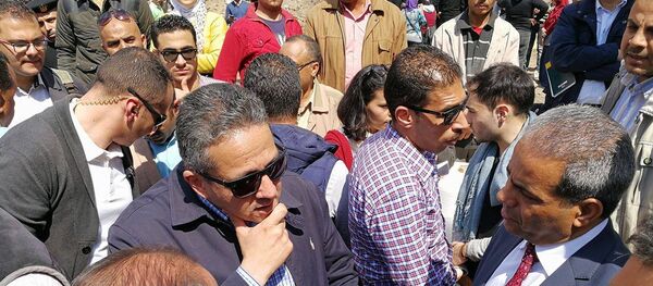 خالد العناني وزير الآثار أثناء عملية انتشال تمثال رمسيس الثاني من منطقة المطرية - سبوتنيك عربي