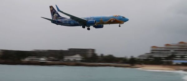 لحظة هبوط طائرة في مطار الأميرة جوليانا الدولي في جزيرة سانت مارتن - سبوتنيك عربي