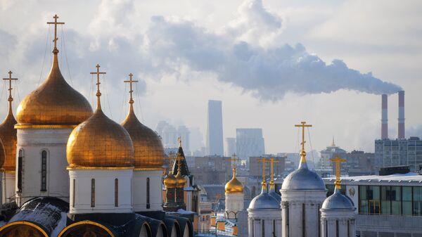 كثدرائية أوسبينسكي (يسار)، وكنيسة الرسل الاثني عشر. في الخلفية: ناطحات السحاب في مدينة موسكو. - سبوتنيك عربي