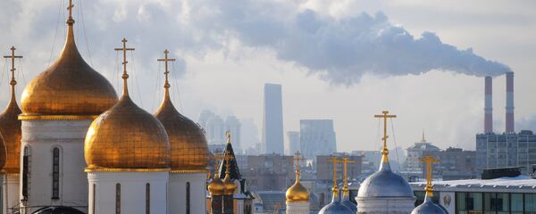 كثدرائية أوسبينسكي (يسار)، وكنيسة الرسل الاثني عشر. في الخلفية: ناطحات السحاب في مدينة موسكو. - سبوتنيك عربي