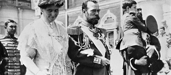 الإمبراطور الروسي نيكولاي الثاني والإمبراطورة ألكسندرا فيودوروفنا وولي العهد الإمبراطور أليكسي خلال مراسم الاحتفال بالذكرى الـ300 منذ تولي سلالة رومانوف الحكم، عام 1913 - سبوتنيك عربي