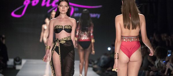 عارضات أزياء المايو أثناء أسبوع الموضة في تل أبيب - سبوتنيك عربي