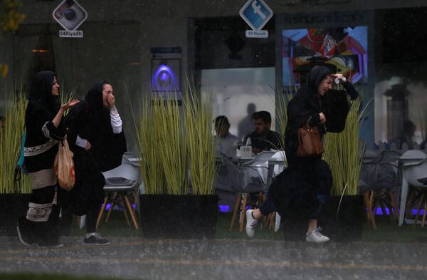 فتيات سعوديات يركضن تحت المطر - سبوتنيك عربي