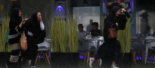 فتيات سعوديات يركضن تحت المطر فتيات سعوديات يركضن تحت المطر - سبوتنيك عربي