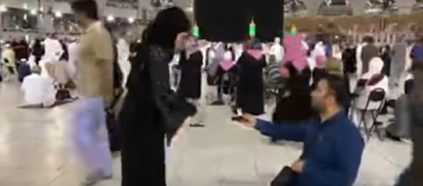 شاب تركي يتقدم لخطبه فتاة امام الكعبه شاب تركي يتقدم لخطبه فتاة امام الكعبه - سبوتنيك عربي
