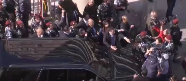 لحظة تعرض سعد الحريري لرشق بزجاجات المياه من المتظاهرين - سبوتنيك عربي