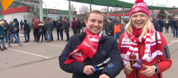 الملاعق الخشبية أصبحت أداة شعبية جديدة للتشجيع في كرة القدم - سبوتنيك عربي