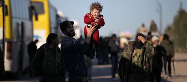 إخلاء السملحين السوريين وعائلاتهم من حمص، سوريا 19 مارس/ آذار 2017 - سبوتنيك عربي