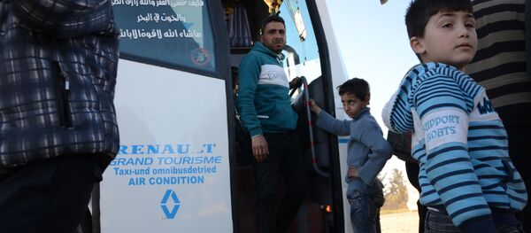 إخلاء السملحين السوريين وعائلاتهم من حمص، سوريا 19 مارس/ آذار 2017 إخلاء السملحين السوريين وعائلاتهم من حمص، سوريا 19 مارس/ آذار 2017 - سبوتنيك عربي