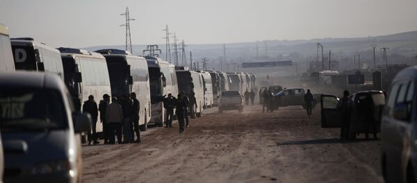 إخلاء السملحين السوريين وعائلاتهم من حمص، سوريا 19 مارس/ آذار 2017 - سبوتنيك عربي