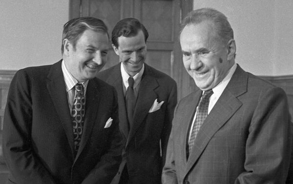 الملياردير الأمريكي دافيد روكفيلير ووممثل مجلس الوزراء للاتحاد السوفيتي أليكسي كوسيغين - سبوتنيك عربي