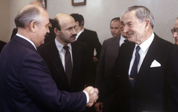 الملياردير الأمريكي دافيد روكفيلير وزعيم الاتحاد السوفيتي ميخائيل غورباتشيوف - سبوتنيك عربي