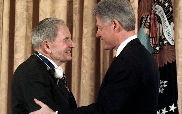 الملياردير الأمريكي دافيد روكفيلير والرئيس الأمريكي الأسبق بيل كلينتون، عام 1998 - سبوتنيك عربي