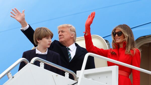 ميلانيا ترامب برفقة زوجها الرئيس الأمريكي دونالد ترامب وطفلها بارون - سبوتنيك عربي