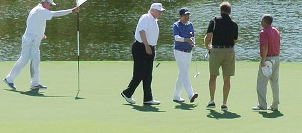 دونالد ترامب أثناء زيارته لملعب الغولف - سبوتنيك عربي