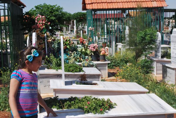 سوزان بجانب قبر والدتها سوزان بجانب قبر والدتها - سبوتنيك عربي