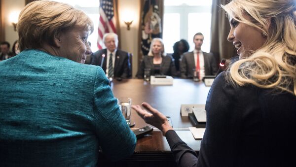 مستشارة ألمانيا أنجيلا ميركل وإيفانكا ترامب قبيل الاجتماع مع الرئيس الأمريكي دونالد ترامب في البيت الأبيض - سبوتنيك عربي